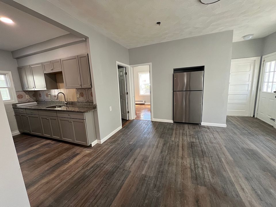 Spacious kitchen and dining area (with pantry)