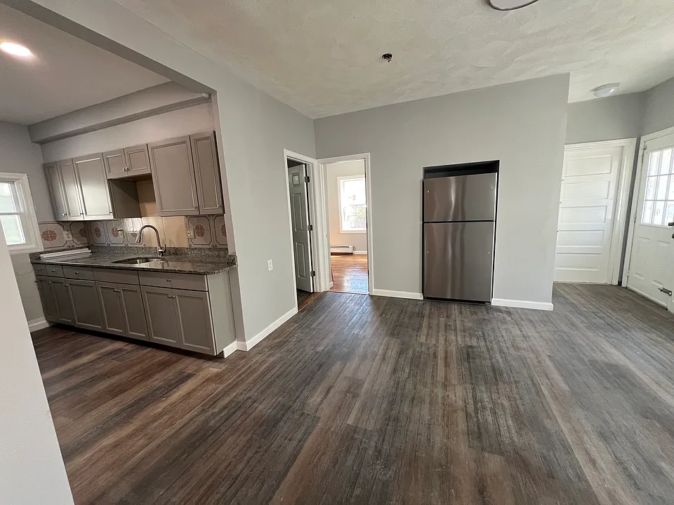 Spacious kitchen and dining area (with pantry)