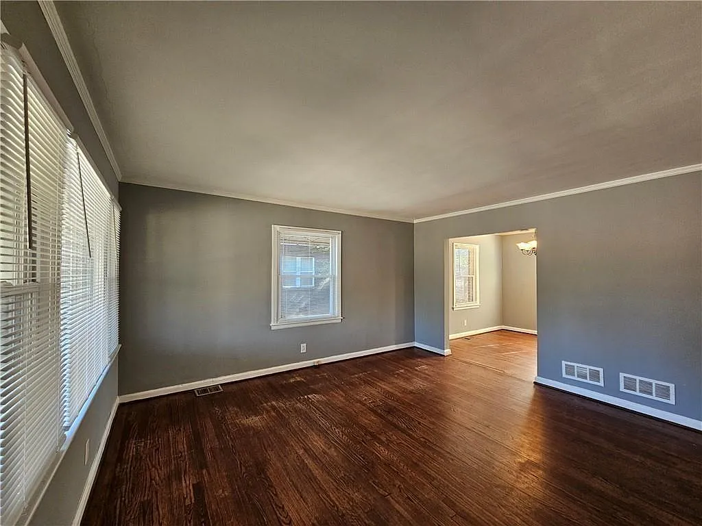 3 bed, 1.0 bath, $1,900 — Photo 2