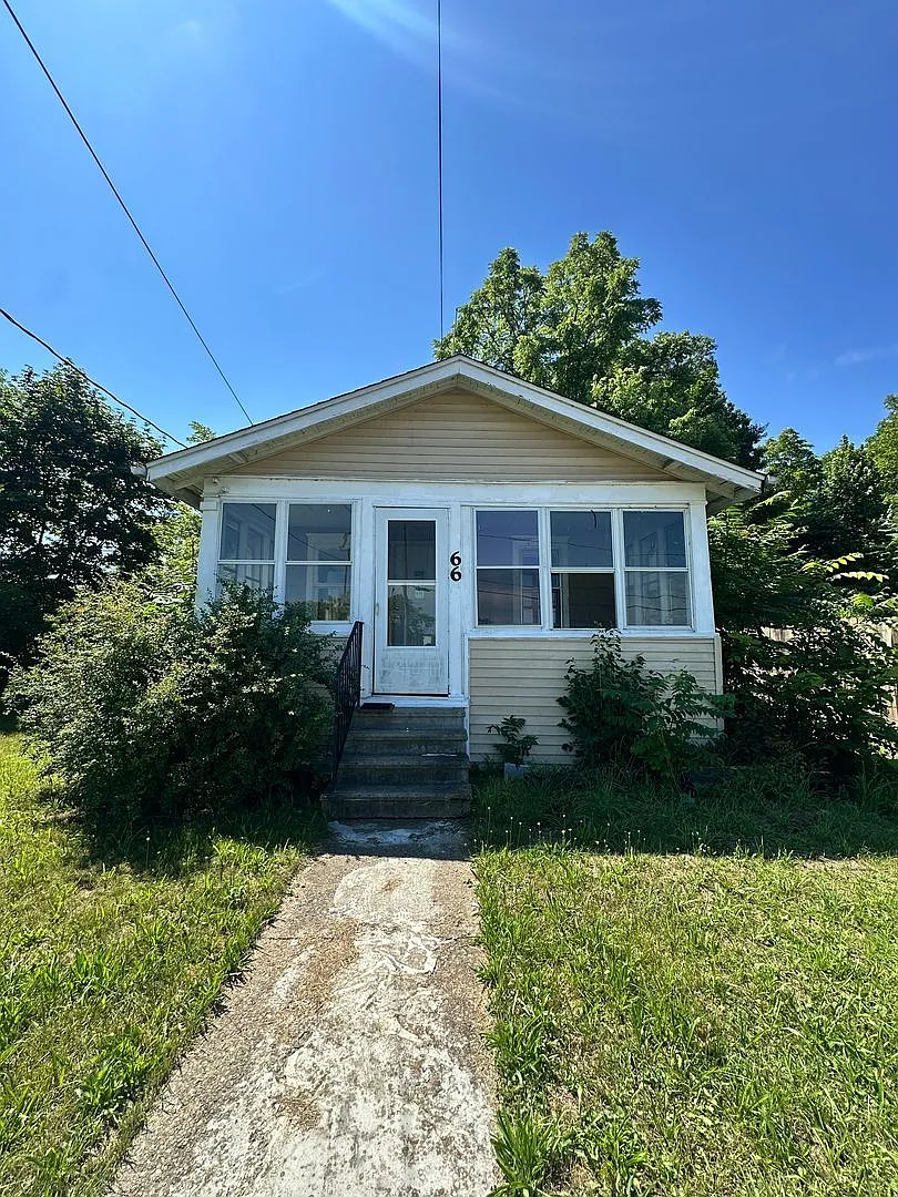 2 bed, 1.0 bath, 704 sqft, $1,200 — Photo 1