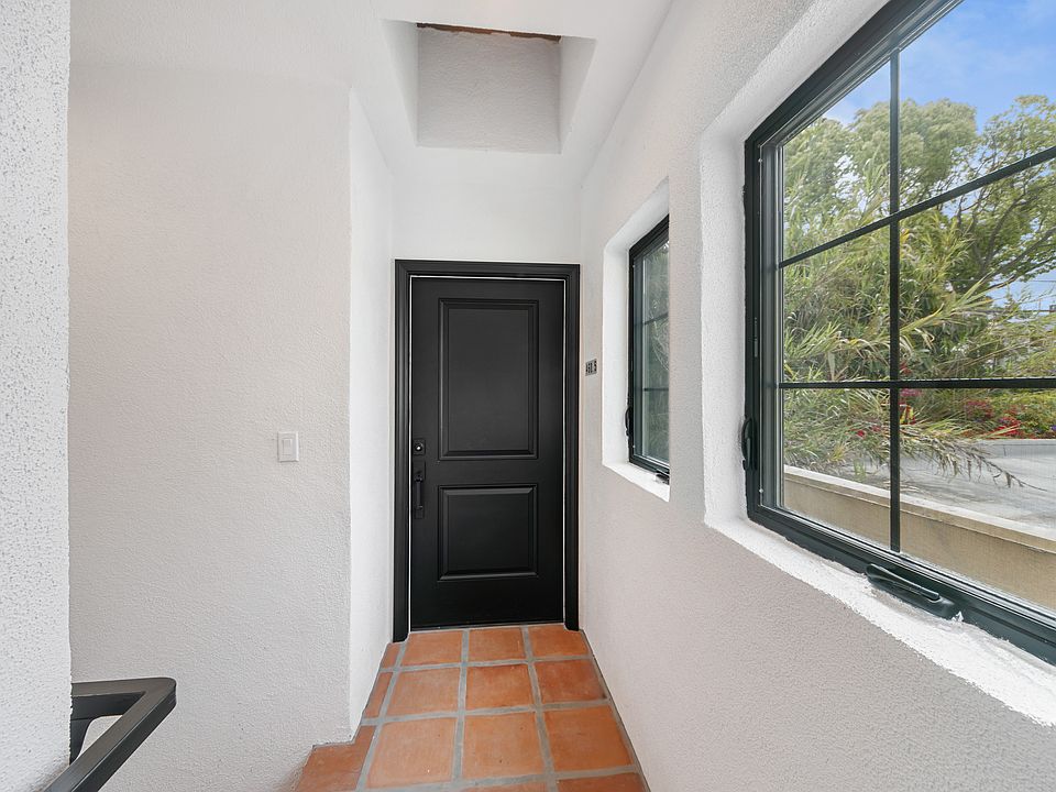 DOOR TO 460 1/2