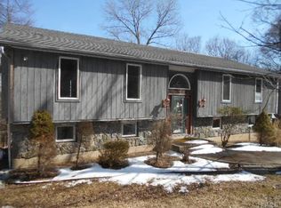 8 Partridge Ln, Putnam Valley, NY 10579