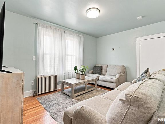 4th image of 36 Sampson St