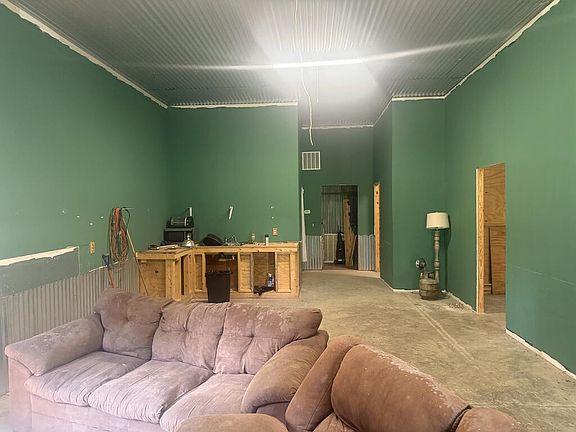 3rd image of 875 Garrett Rd