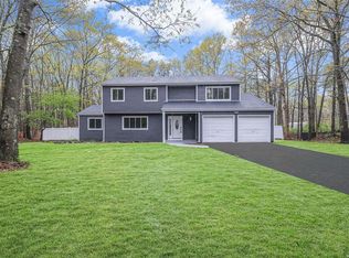 22 Cobblestone Dr, Ridge, NY 11961