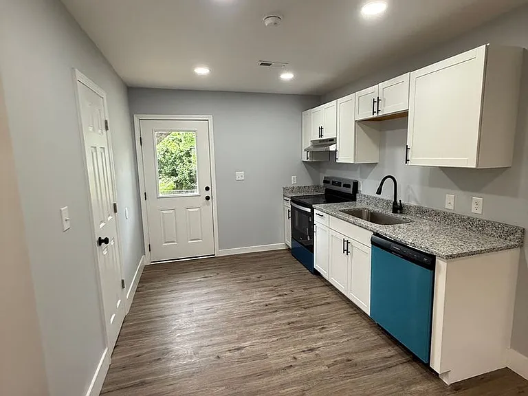 3913 Pine Ave SW — Photo 2