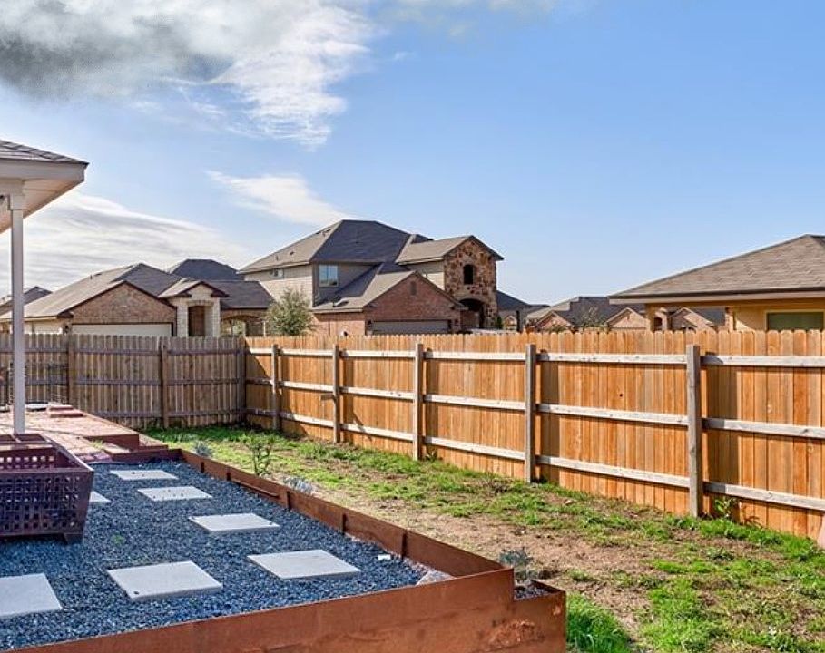 2nd image of 101 Plata Ln