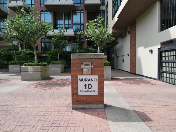 10 Renaissance Sq #404, New Westminster, BC V3M 7B1