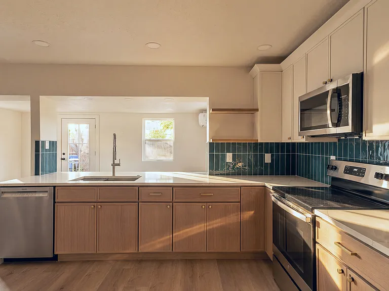 2733 Teakwood Dr — Photo 2