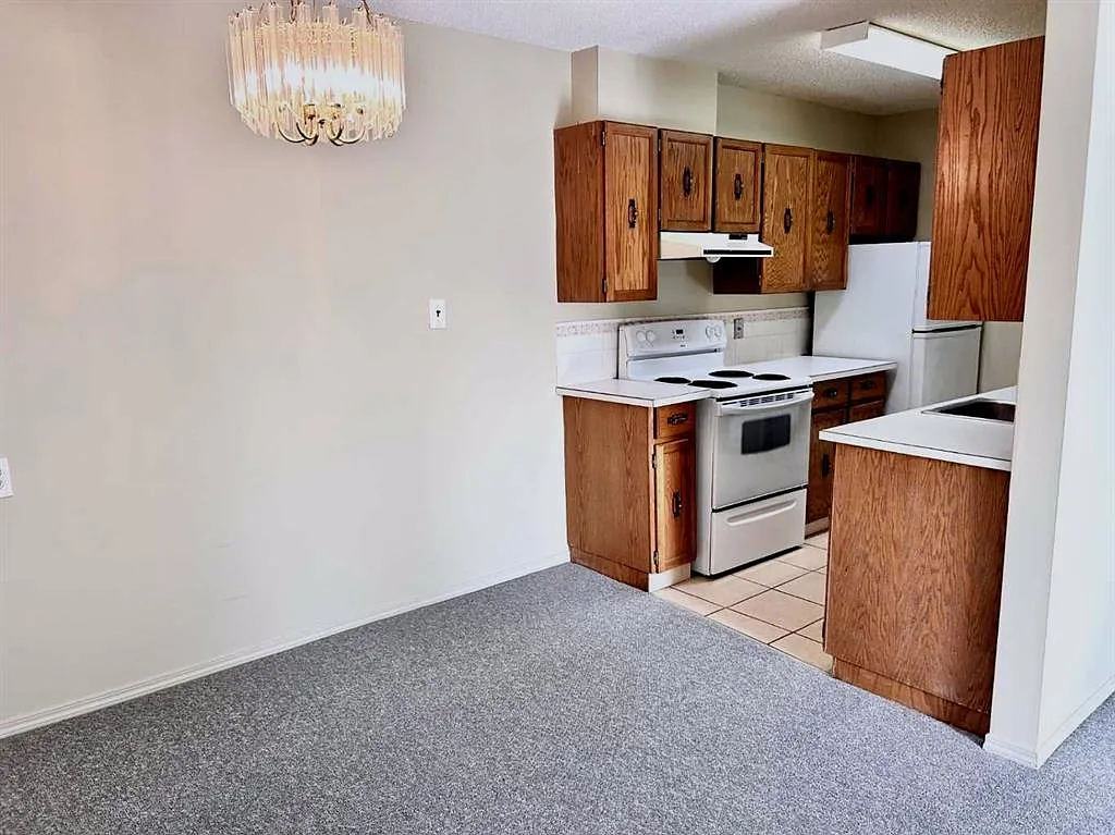 Bright Condo in fantastic location! Close to all amenities! (CP000) — Photo 4
