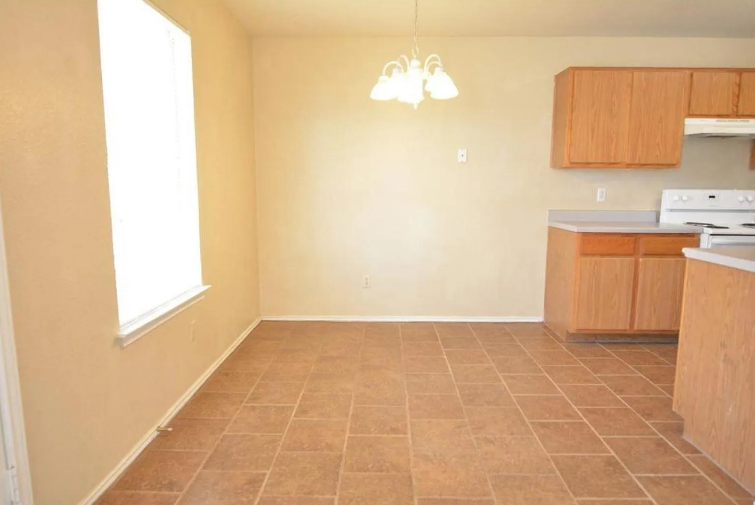 2202 Wright Way — Photo 3