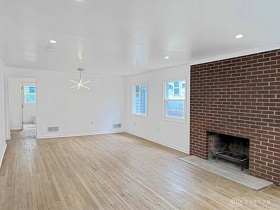 2nd image of 450 Rockcliff Cir
