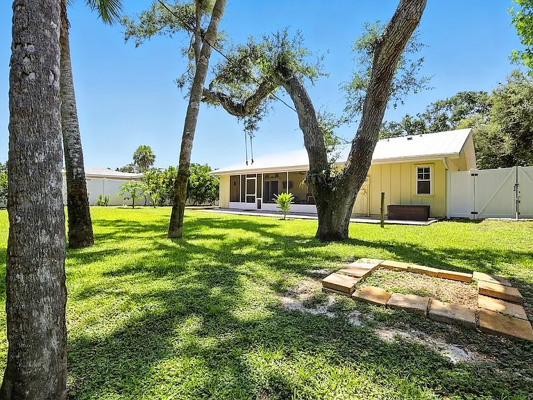 725 Acacia Rd — Photo 23