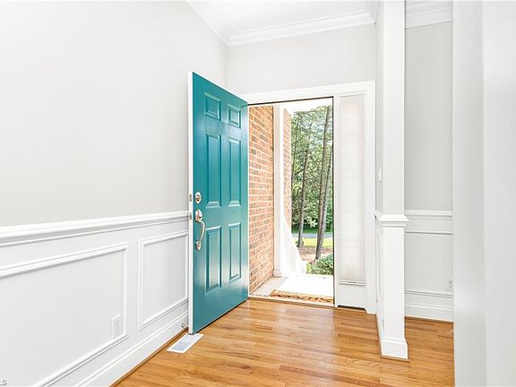 4th image of 8202 Fox Briar Ct