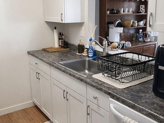 4th image of 123 Edgewater Dr #27