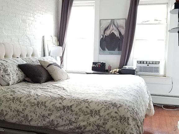 Tall 11ft ceilings, bedroom fits king-sized bed and more; br