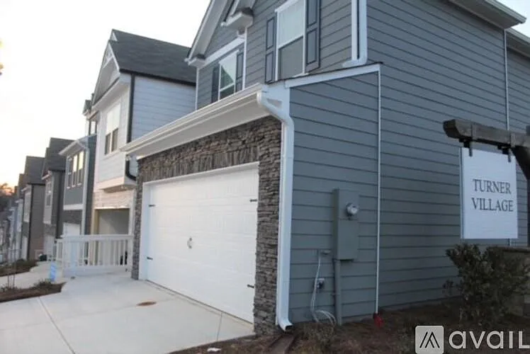 200 Turner Ln — Photo 2