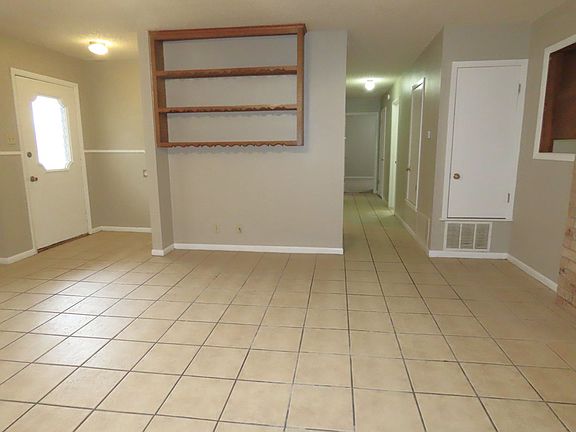 5th image of 402 Muller Garden Rd