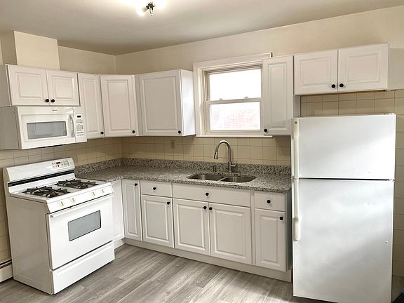 3rd image of 39 Forest Ave Floor 2