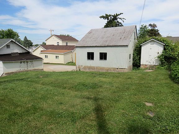 4th image of 109 E Maple St
