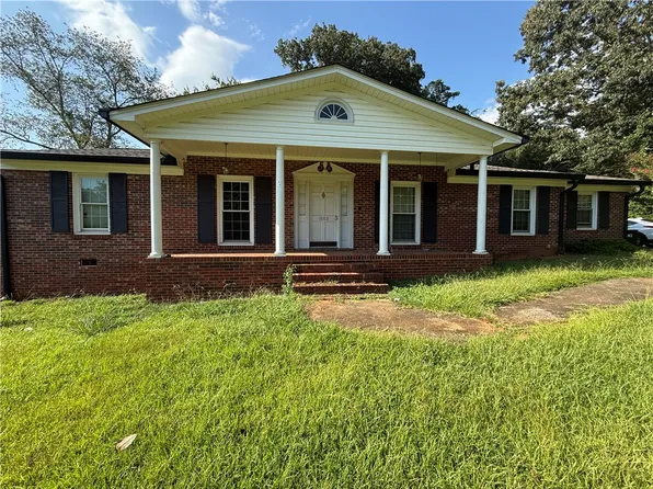 1603 Cherokee Dr, Seneca, SC 29672