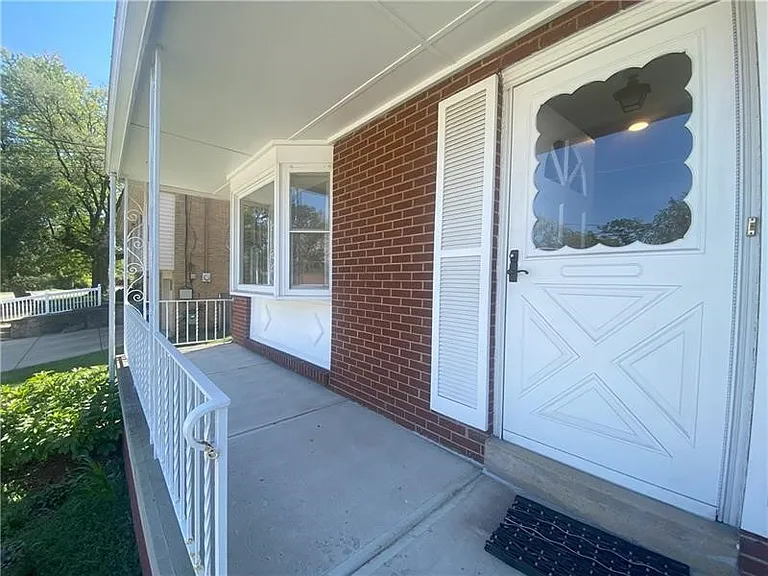439 Crestview Dr — Photo 6