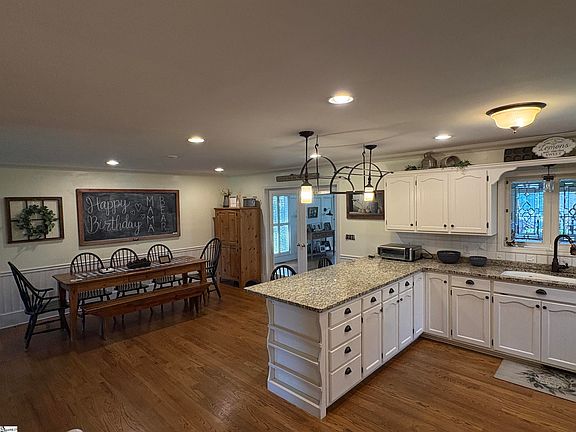 4th image of 557 Country Club Rd