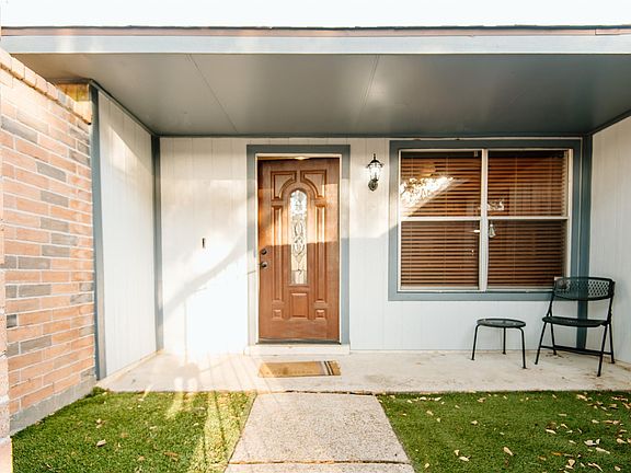 3rd image of 21734 Nickerton Ln