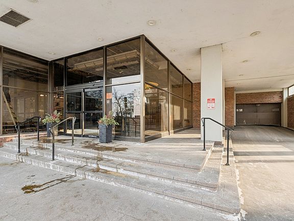 2nd image of 6171 N Sheridan Rd APT 2601