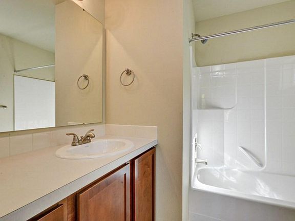 Upstairs 2nd bedroom en-suite bathroom