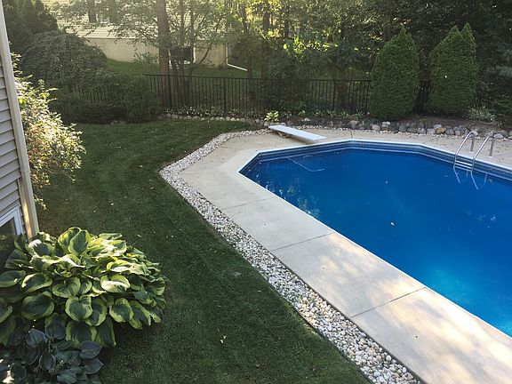 4th image of 307 Equestrian Dr