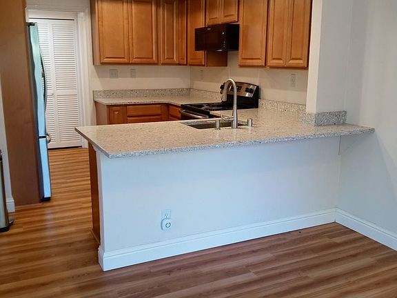 3rd image of 1332 Greenwich Ct