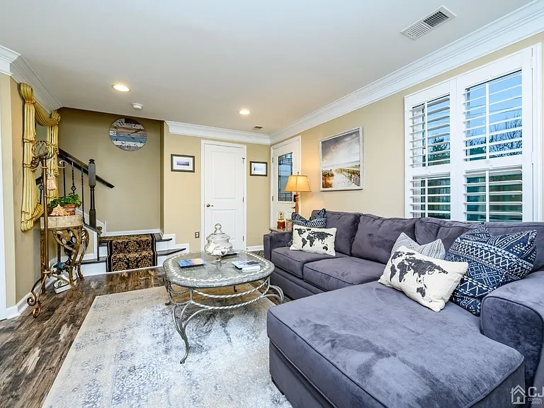 303 Bayside Ct — Photo 2