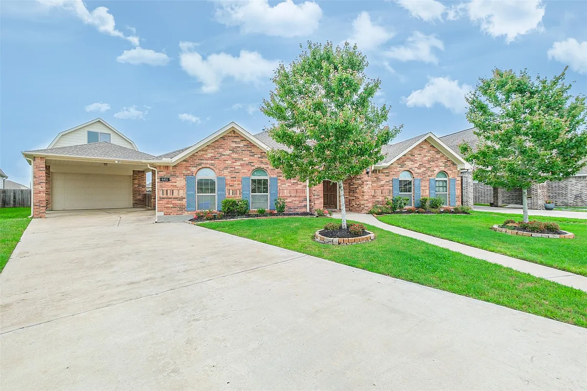 Photo 2 of 40 - 6811 Gonzales Point - Manvel, TX Building Photo - 6811 Gonzales Point