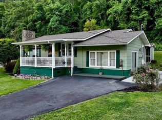 231 New River Rd, Hinton, WV 25951