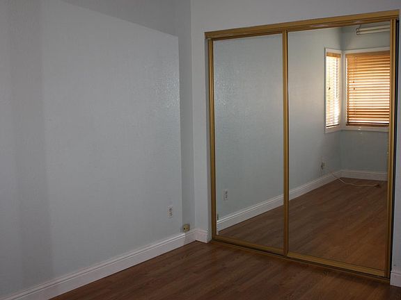 5th image of 128 Schott St