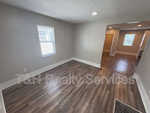 2nd image of 3729 N Kenwood Ave