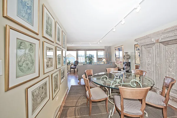 Sold by Moda Realty | media 15