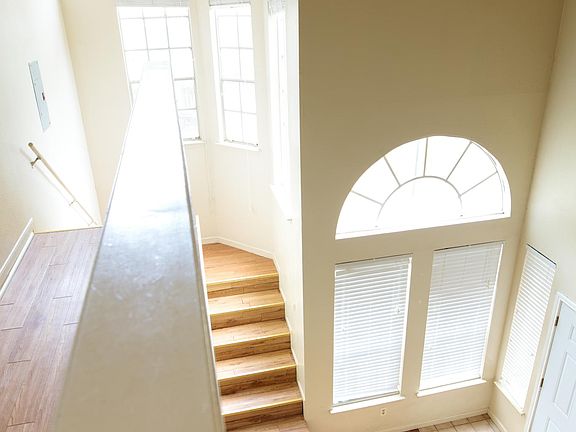 2nd image of 100 Jackman St APT 106