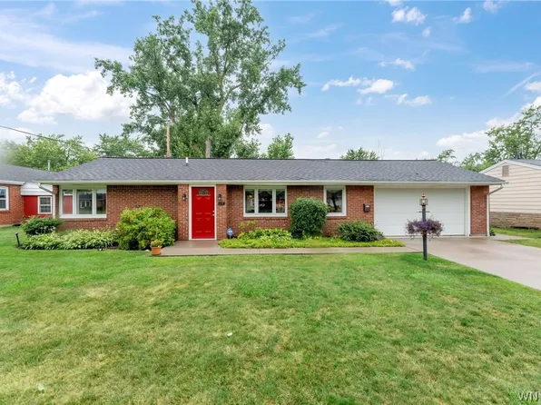 97 Campus Dr N, Amherst, NY 14226