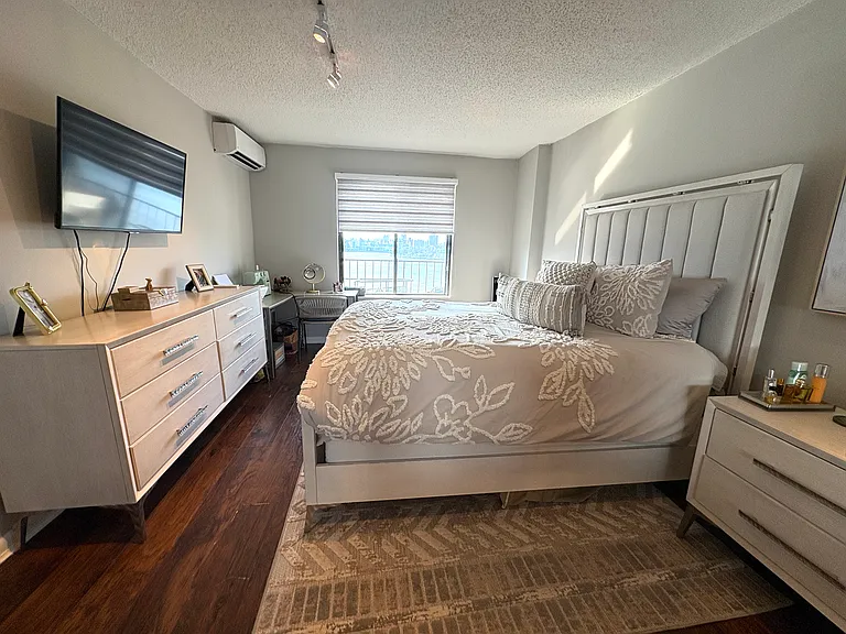 25-40 Shore Blvd #8T — Photo 10