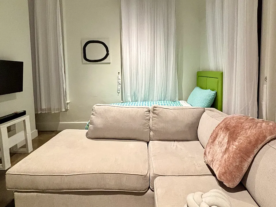 Spacious first floor-layout that can function as a studio