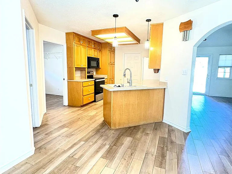 211 Fox Xing — Photo 13