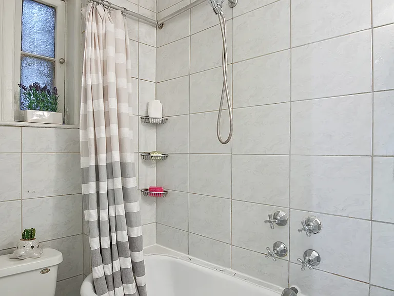 228 W 16th St #4A — Photo 7