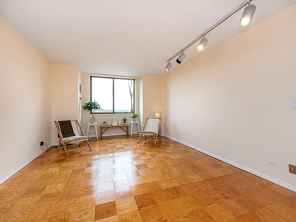 4th image of 26910 Grand Central Pkwy APT 10J