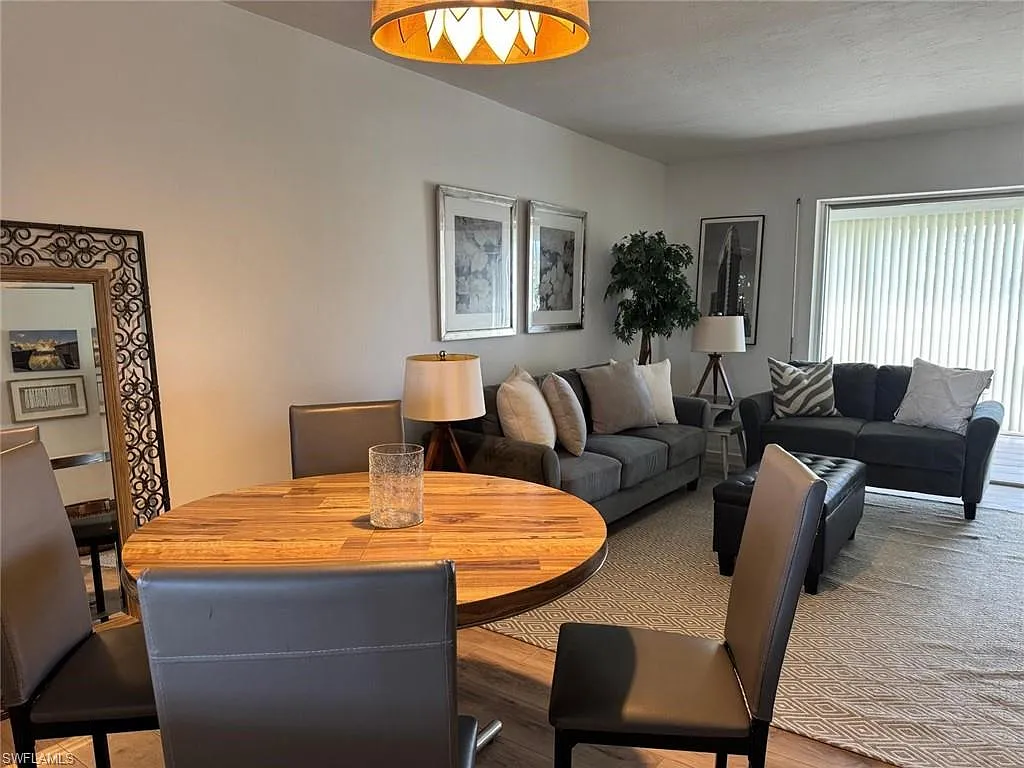 2 bed, 2.0 bath, 1000 sqft, $2,500 — Photo 2