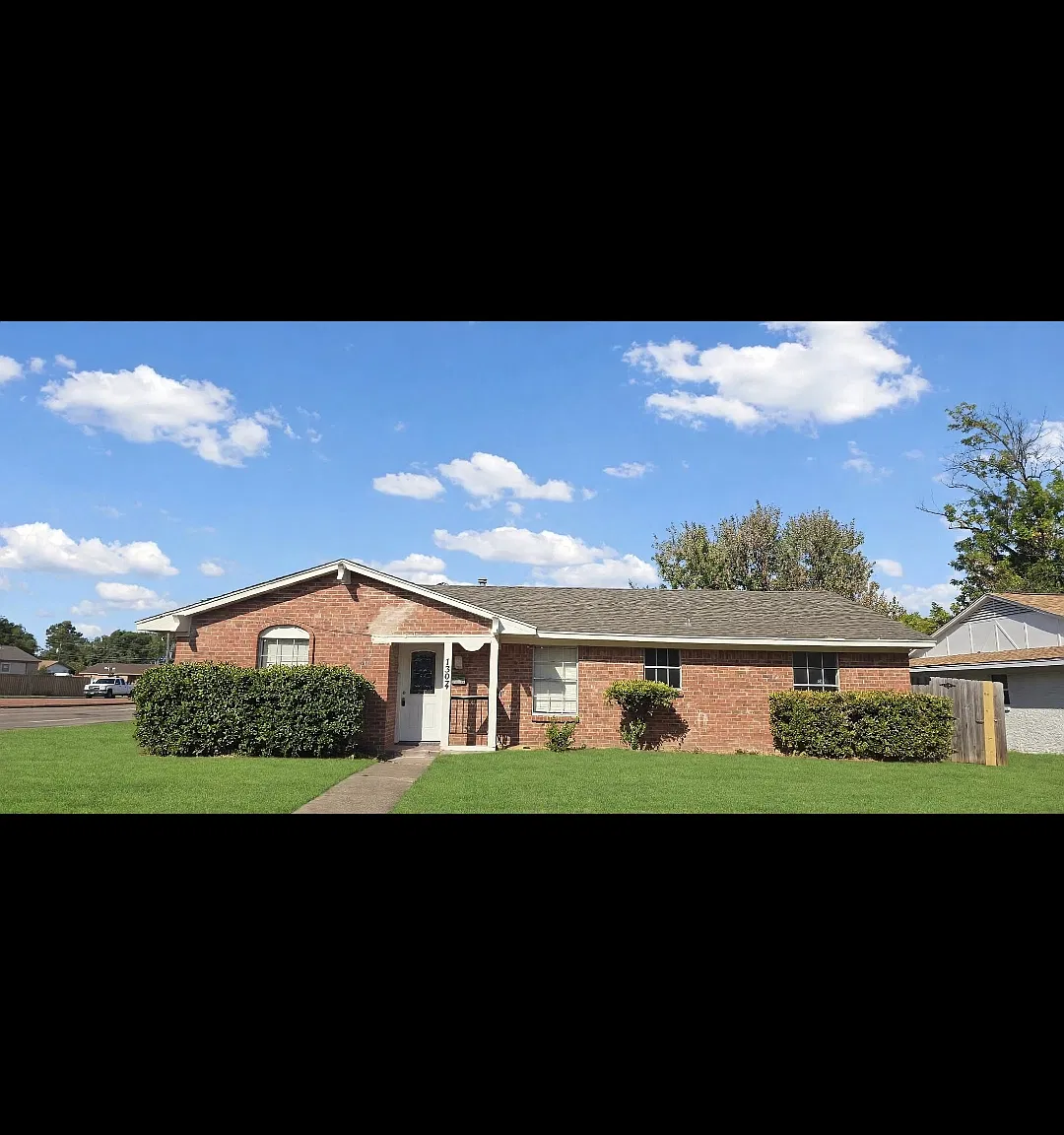2324 Fulton Dr — Photo 2