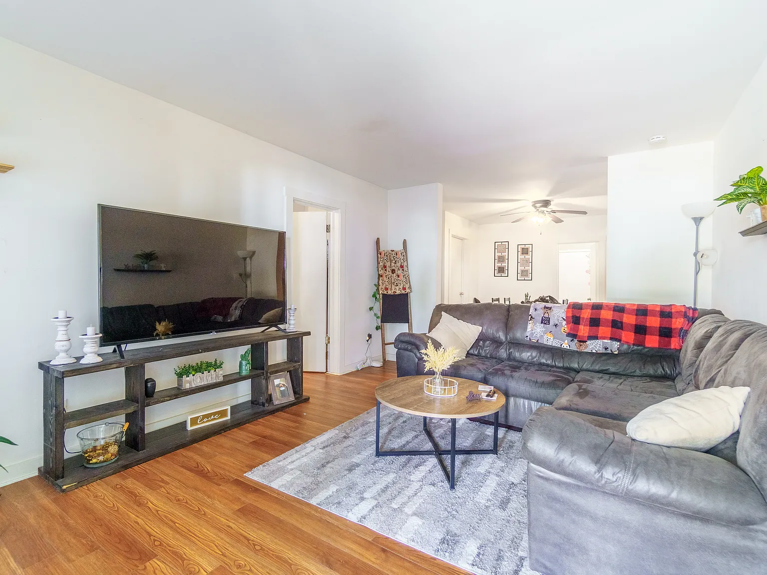 2 bed, 1000 sqft, $1,150 — Photo 2
