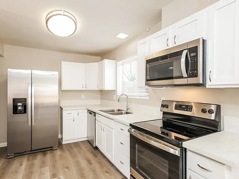 1420 E Topeka Dr — Photo 10