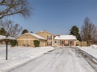 16930 N Meadows Cir, Strongsville, OH